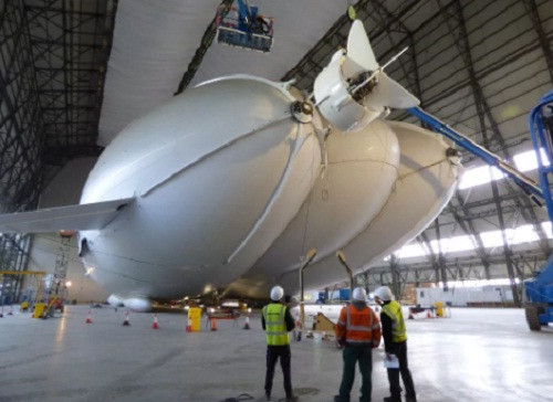 Máy bay Airlander 10 có thể bay liên tục trong vòng 5 ngày nếu chở người hoặc hàng hóa và 10 ngày trong tình trạng không tải. Ảnh: Daily Star.