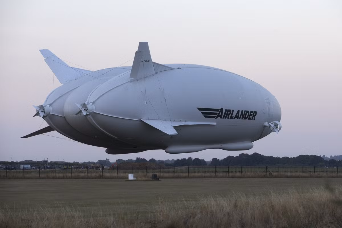 Được trang bị 4 động cơ, Airlander 10 có thể bay với tốc độc 148 km/giờ và cung cấp lực đẩy thẳng đứng để cất cánh ngang. Ảnh: Ibtimes.