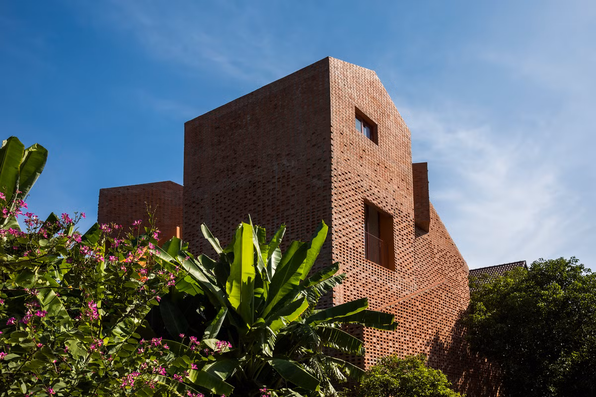 Vật liệu sử dụng chính cho công trình là gạch mộc.