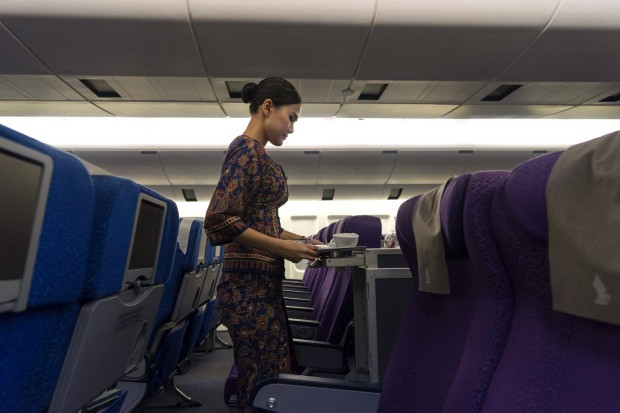 Một phần trong chương trình đào tạo dành cho các cô gái là về nghi thức và nghi lễ. Họ phải học cách đi bộ và ngồi xuống sao cho nhẹ nhàng, chuẩn mực nhất.