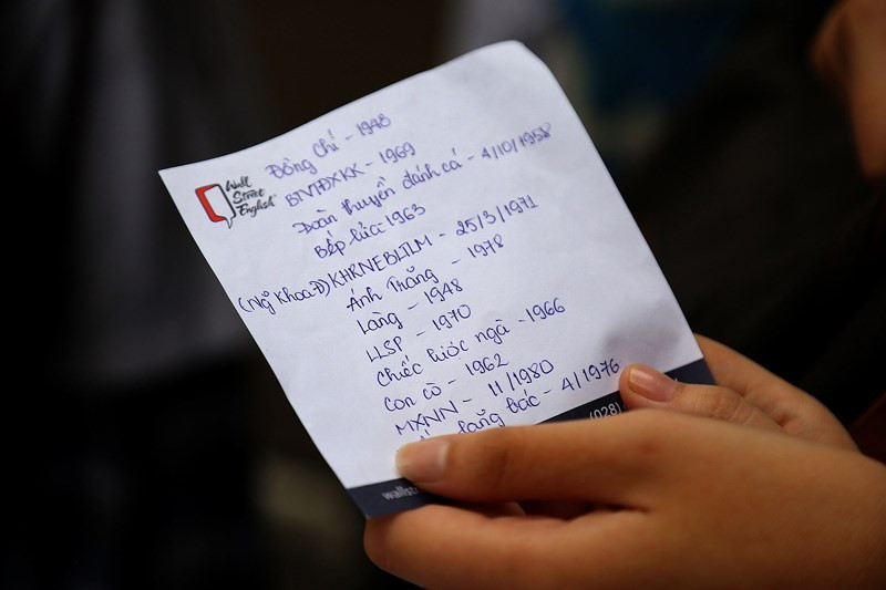 Tờ giấy ghi chú các tác phẩm văn học và mốc thời gian được các em mang đến điểm thi để ôn lại.