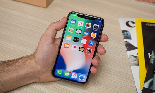 Apple sẽ ngừng sản xuất iPhone X và iPhone SE để tập trung cho 3 mẫu iPhone mới. Ảnh: Cnet.