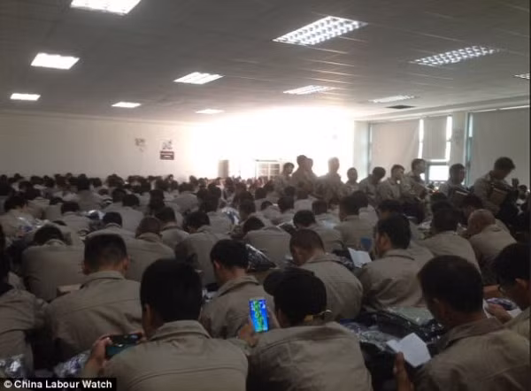 Bức ảnh cho thấy hàng trăm nhân viên mới được đào tạo tại nhà máy ở Giang Tô.