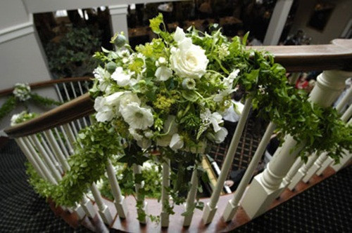 Nếu nhiều thời gian, bạn có thể trang hoàng cho khu vực cầu thang bằng dải hoa tươi. Ảnh: Chungta.