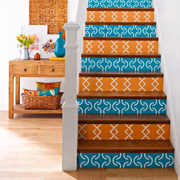 Sử dụng giấy dán tưởng để trang trí cầu thang là ý tưởng thú vị mà thực hiện lại vô cùng đơn giản. Ảnh: Internet.