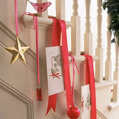 Tấm thiệp chúc mừng năm mới cùng với dải duy băng khiến cho khu vực cầu thang nổi bật. Ảnh: Homedit.