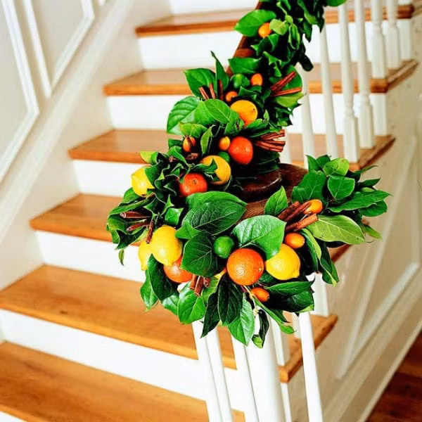 Kết hoa và quả tươi dọc theo tay vịn cầu thang sẽ làm sáng bừng không gian nhà. Ảnh: Blogspot.