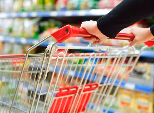 Phần lớn chúng ta có thói quen mua sắm tại một cửa hàng tạp hóa. Vì thế, hãy tìm một cửa hàng rẻ nhất gần nhà để tiết kiệm chi phí.