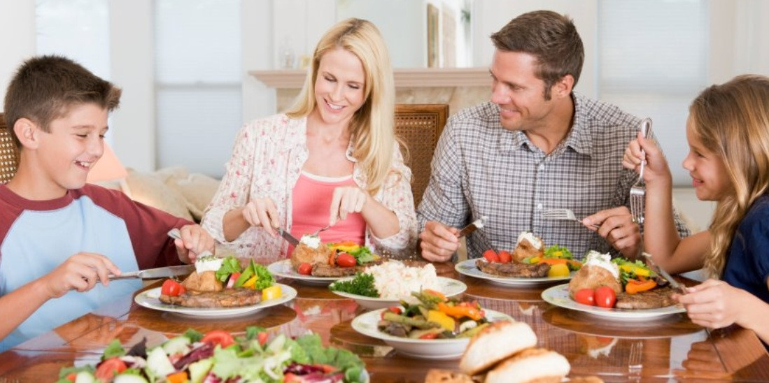 Giảm bớt các bữa ăn sáng và ăn tối tại quán ăn, nhà hàng sẽ giúp bạn tiết kiệm được một khoản tiền kha khá.