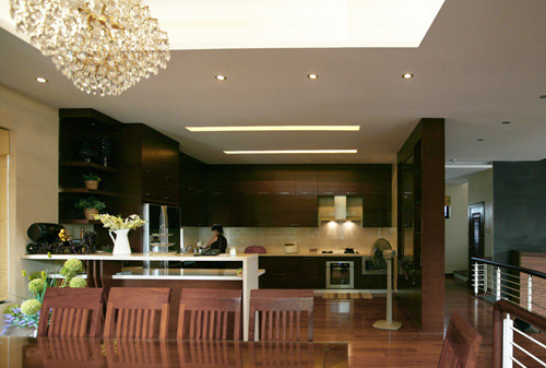 Phòng bếp với nội thất gỗ màu trầm.