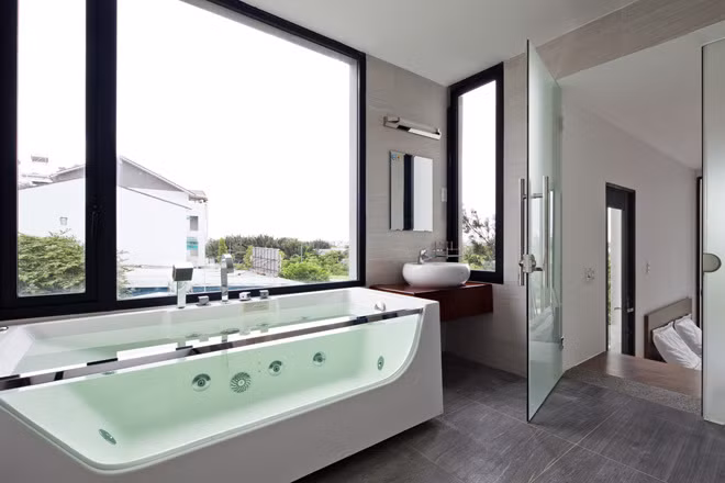 Phòng tắm có tầm nhìn tuyệt đẹp ra bên ngoài.