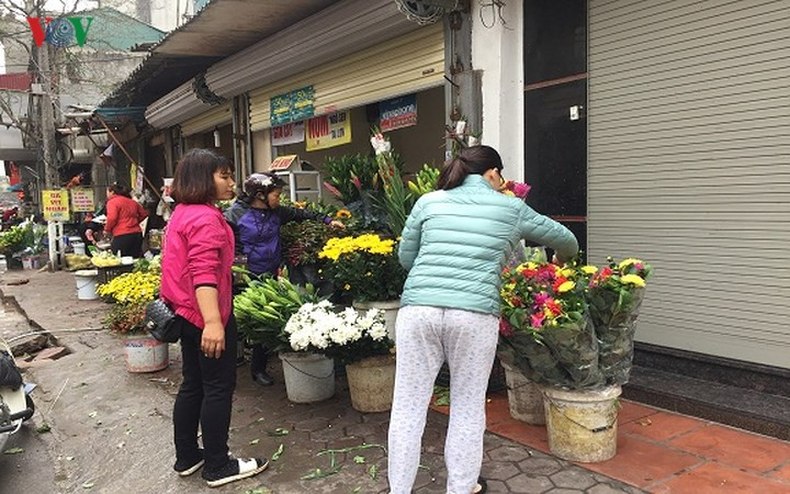 Giá hoa tươi cũng tăng khoảng 20-30% so với ngày thường.