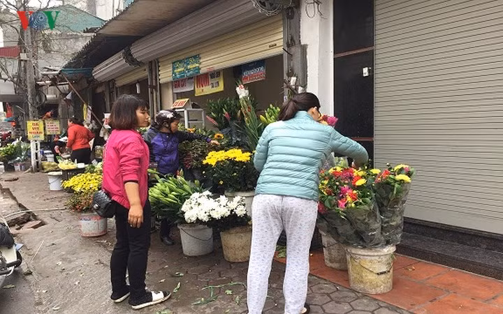 Giá hoa tươi cũng tăng khoảng 20-30% so với ngày thường.