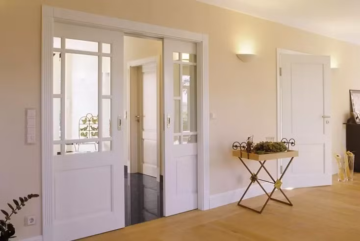  Cửa trượt hai cánh cổ điển, thanh lịch kết nối sảnh phòng khách với phòng ăn.