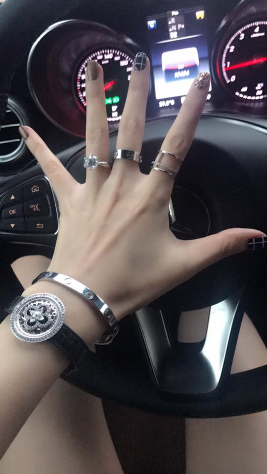 Trong ảnh, ca sĩ Quế Vân đăng tải hình ảnh vừa lái xe vừa xoè bàn tay với chiếc vòng tay LV gắn đá quý 200 triệu đồng, vòng Cartier hơn 300 triệu đồng. Ảnh: FB Quế Vân.