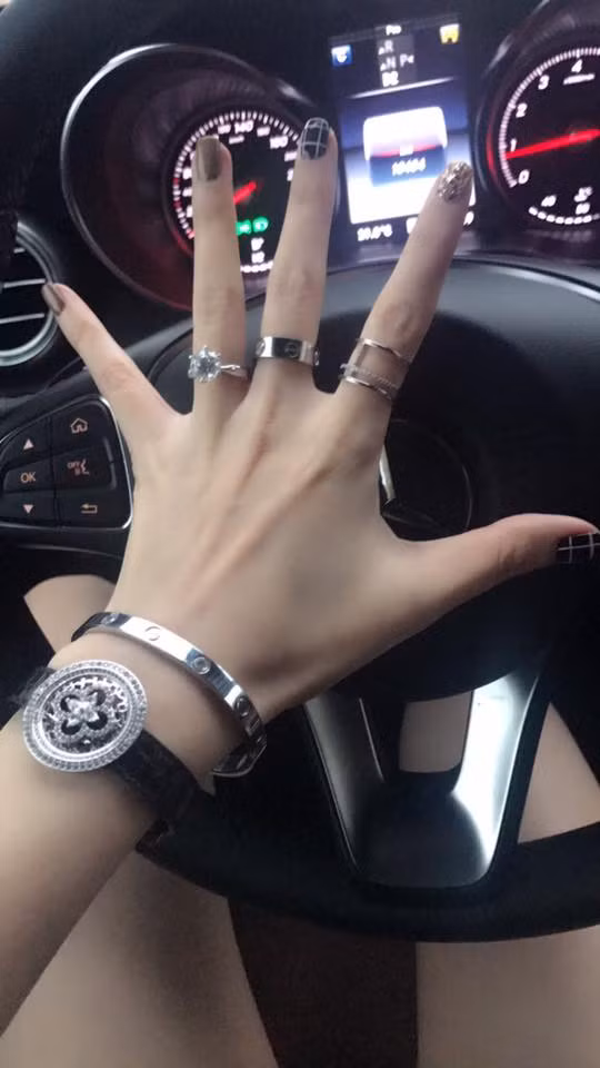 Trong ảnh, ca sĩ Quế Vân đăng tải hình ảnh vừa lái xe vừa xoè bàn tay với chiếc vòng tay LV gắn đá quý 200 triệu đồng, vòng Cartier hơn 300 triệu đồng. Ảnh: FB Quế Vân.