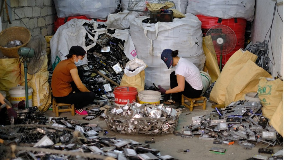 Trung Quốc cũng được coi là bãi rác công nghệ lớn nhất thế giới, chiếm 70% rác thải điện tử toàn cầu. Ảnh: SCMP.