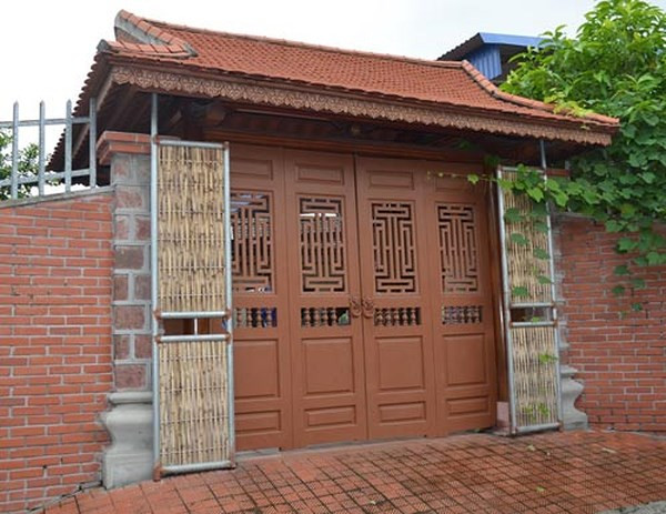 Cổng nhà gỗ lim lợp ngói vẩy bể thế. Ảnh: Vietnamnet.