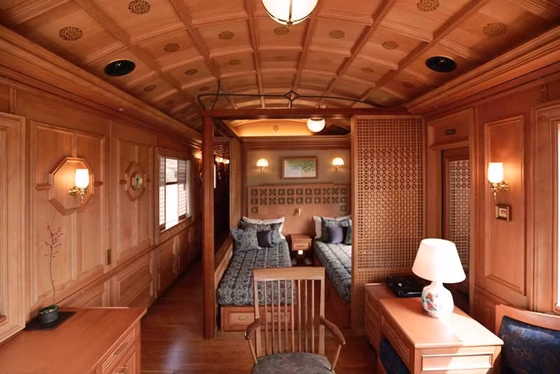 Mỗi toa khách có 3 phòng ngủ kèm công trình phụ với đầy đủ trang thiết bị.