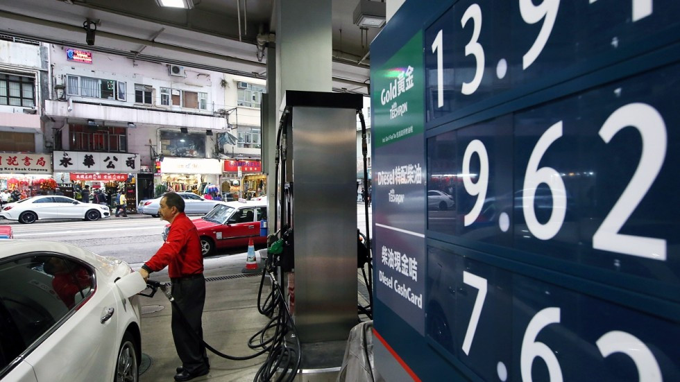 Phải chịu giá xăng AI-95 đắt nhất thế giới 2,09 USD/lít nhưng người dân Hong Kong vẫn cảm thấy dễ chịu do mức thu nhập cao. Ảnh: South China Morning Post.