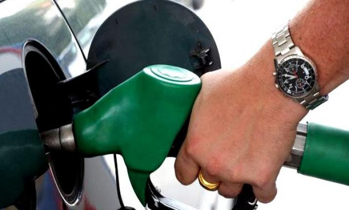 Na Uy là quốc gia có giá xăng cao thứ nhì thế giới 2,02 USD/lít. Giá xăng cao khiến các loại xe hơi chạy điện ngày càng phát triển ở Na Uy. Ảnh: India TV.