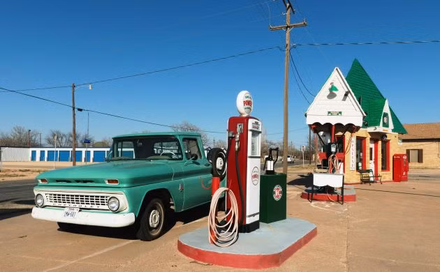 Dù nằm trong top những nước có giá xăng dầu bán lẻ cao nhất thế giới (1,90 USD/lít) nhưng người dân Đan Mạch vẫn cảm thấy dễ chịu với mức giá xăng “cắt cổ” nhờ mức thu nhập trung bình hàng ngày cao. Ảnh: CPHPost.