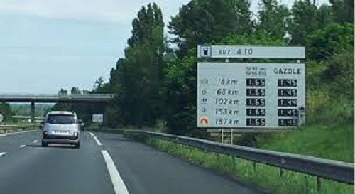 Với mức độ tiêu thụ xăng hàng ngày thấp và thu nhập trung bình cao, người dân Pháp ít chịu ảnh hưởng từ mức giá xăng bán lẻ cao 1,78 USD/lít. Ảnh: Arnold Clark.