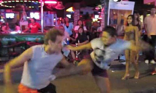 Khách Tây bị đấm đá hội đồng ở phố đèn đỏ của Pattaya.
