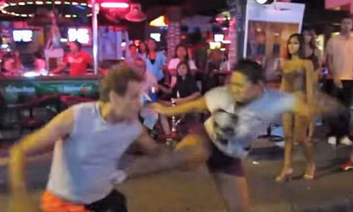 Khách Tây bị đấm đá hội đồng ở phố đèn đỏ của Pattaya.