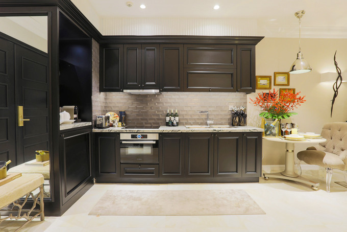 Phòng bếp sang trọng với các gam màu trầm chủ đạo.