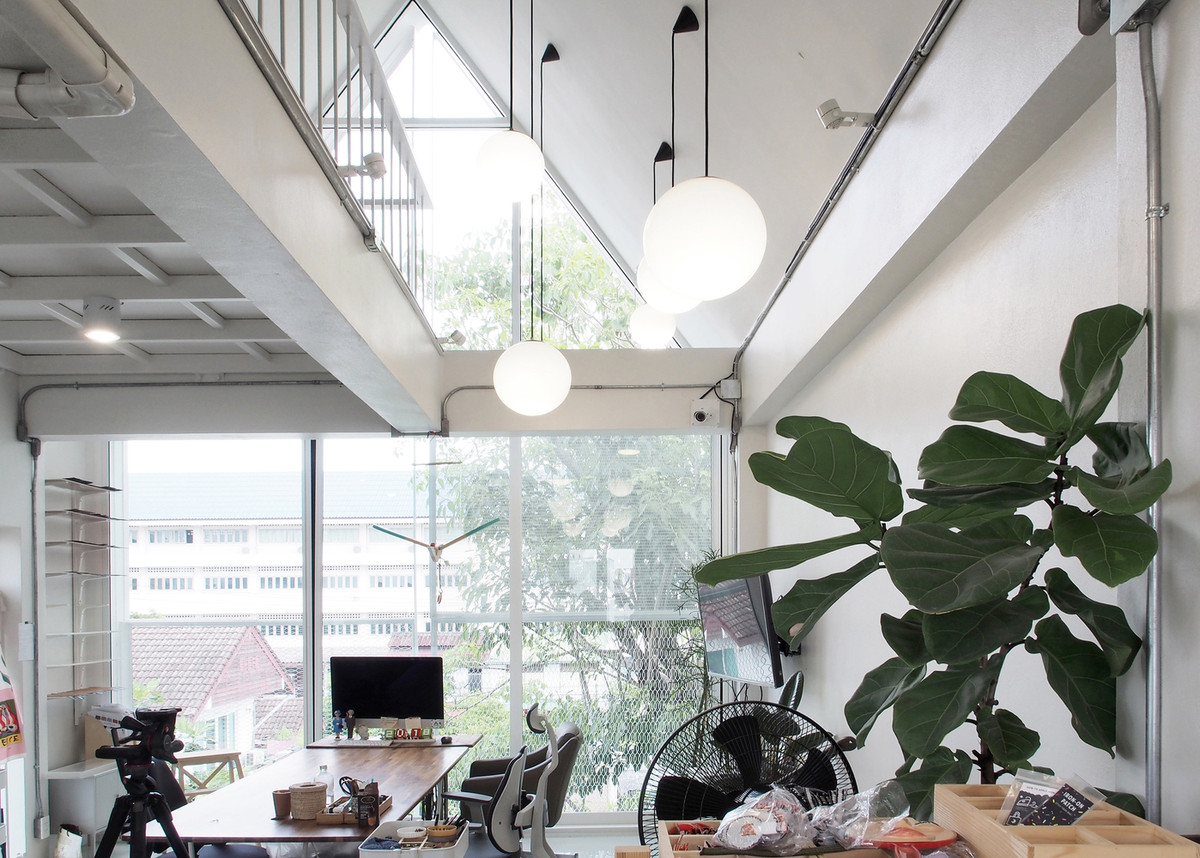 Tầng hai được sử dụng cho việc lắp ráp và một studio có vị trí trên tầng ba.