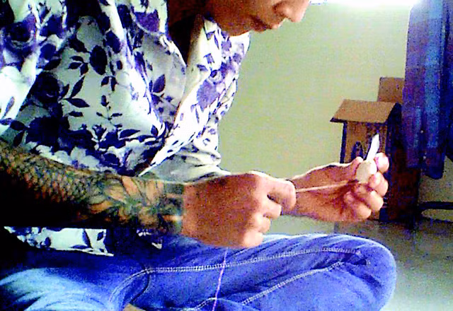 Phú quấn chả quanh các gói nilông chứa bả chó - Ảnh cắt từ clip