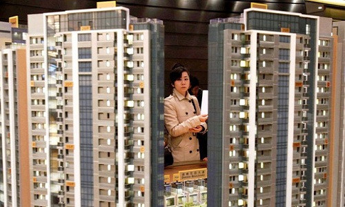 Khách hàng xem một dự án bất động sản mới ở Hong Kong - Ảnh: Reuters