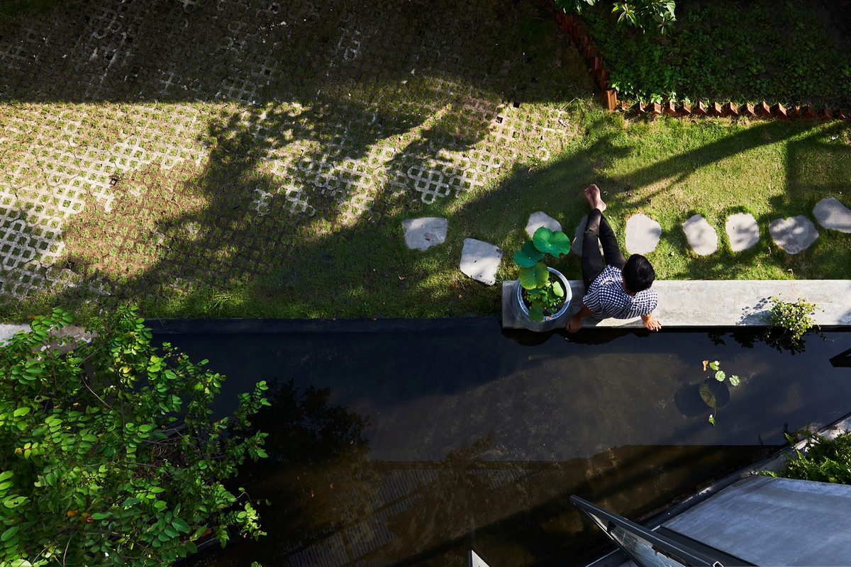 Sân vườn với hồ cá trong vắt. Nguồn ảnh: N+ Architects.