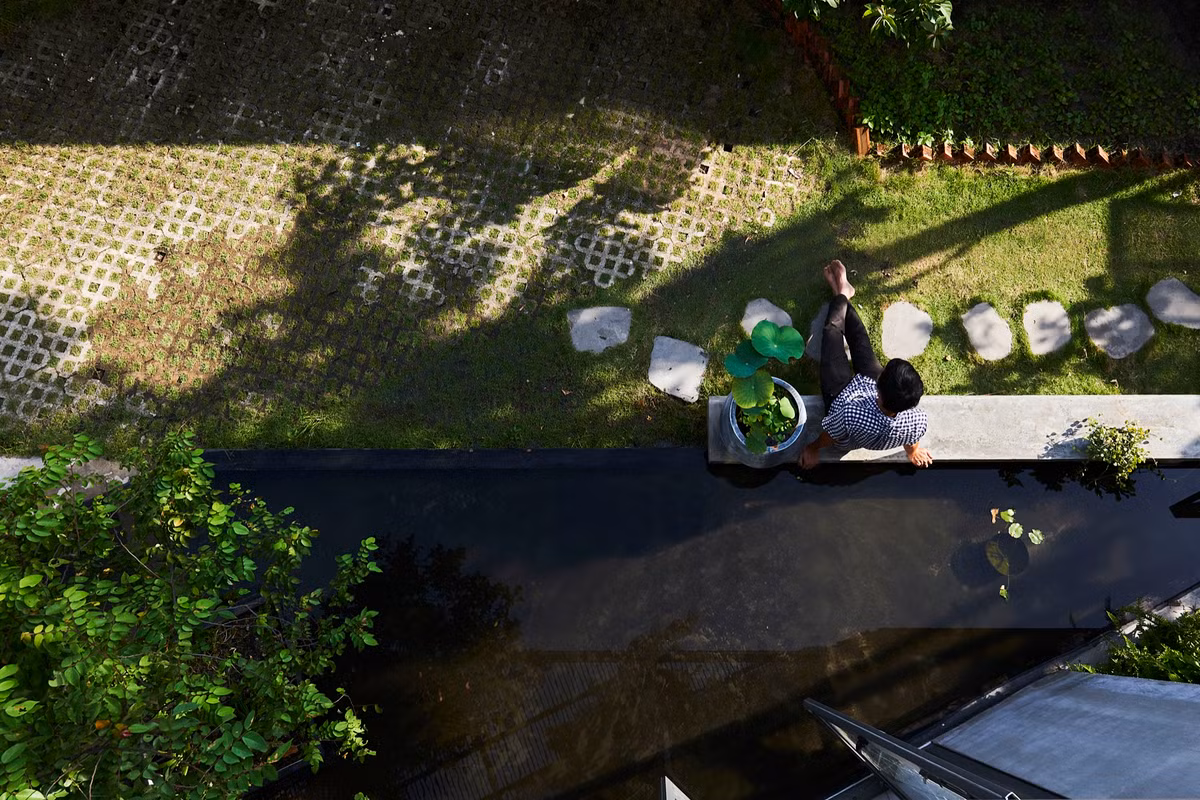 Sân vườn với hồ cá trong vắt. Nguồn ảnh: N+ Architects.