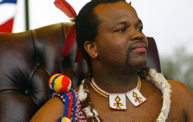 Lối sống cực kỳ xa hoa của vị vua Mswati III từng bị người dân phản đối mạnh mẽ khi mà 70% dân số “đau khổ vì nghèo đói. Nguồn ảnh: Allafrica.