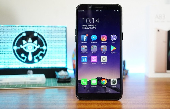 Oppo A83 chạy trên nền tảng Android 7.1 với giao diện ColorOS 3.2 dựa trên sức mạnh của bộ xử lý Mediatek Helio P23 tám nhân 2,5 GHz, RAM chỉ 3GB với bộ nhớ trong cũng chỉ 32GB, hỗ trợ khe cắm thẻ nhớ mở rộng microSD tối đa 256GB.
