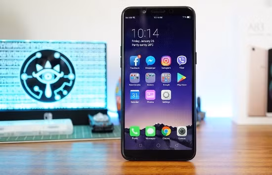 Oppo A83 chạy trên nền tảng Android 7.1 với giao diện ColorOS 3.2 dựa trên sức mạnh của bộ xử lý Mediatek Helio P23 tám nhân 2,5 GHz, RAM chỉ 3GB với bộ nhớ trong cũng chỉ 32GB, hỗ trợ khe cắm thẻ nhớ mở rộng microSD tối đa 256GB.