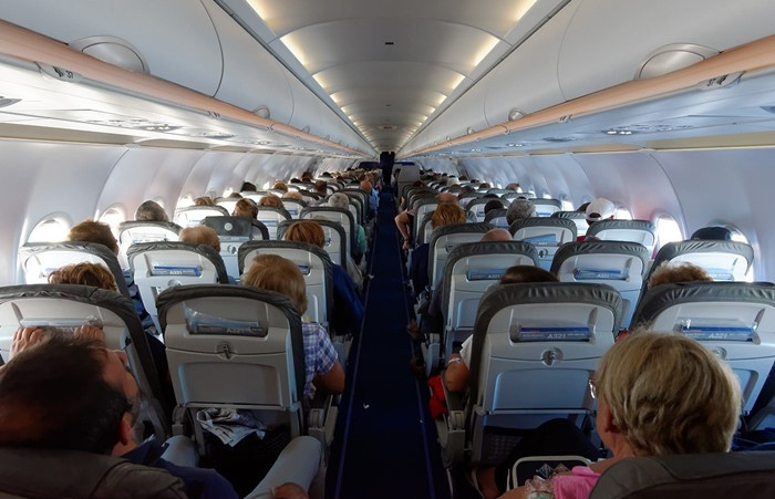 Khoang bên trong của Airbus A321 khá rộng rãi, bao gồm 2 hàng ghế, mỗi hàng 3 ghế. Ảnh: VTC News.