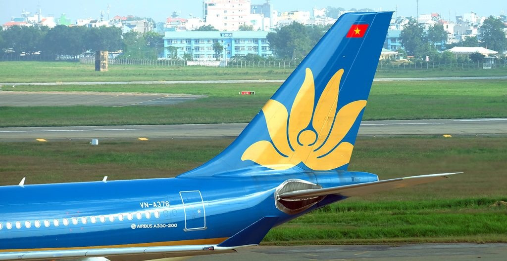 Phần đuôi máy bay được làm bằng sợi carbon tổng hợp, rất nhẹ nhưng vững chắc, giúp máy bay vận hành nhẹ nhàng và ổn định hơn. Ảnh: Yeumaybay.