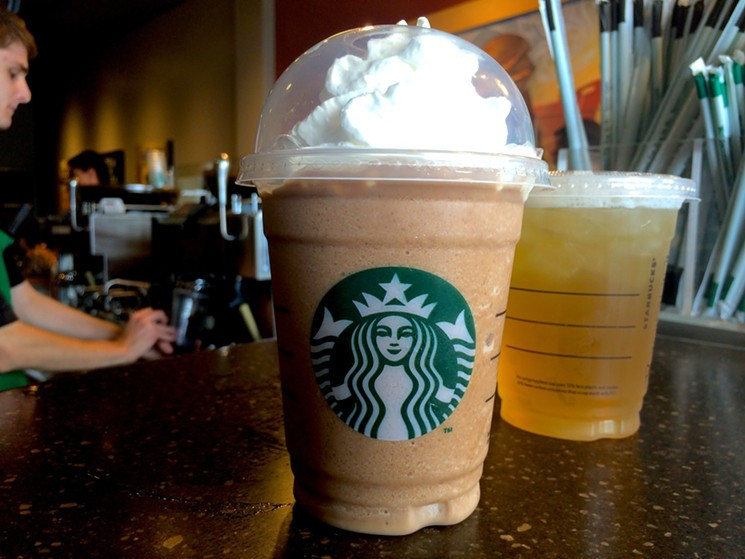 Theo đó, anh Demit Strato đã nhắc nhân viên cửa hàng Starbucks 2 lần về việc thay vì cho sữa thường thì hãy cho sữa đậu nành do bị dị ứng. Tuy nhiên, anh Demit Strato vẫn nhận được một cốc cà phê với sữa thường khiến anh bị đau bụng, tiêu chảy. Ảnh: Phoenix New Times.