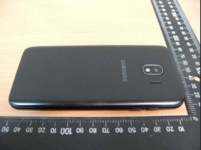 Phía sau có camera đơn ống kính.