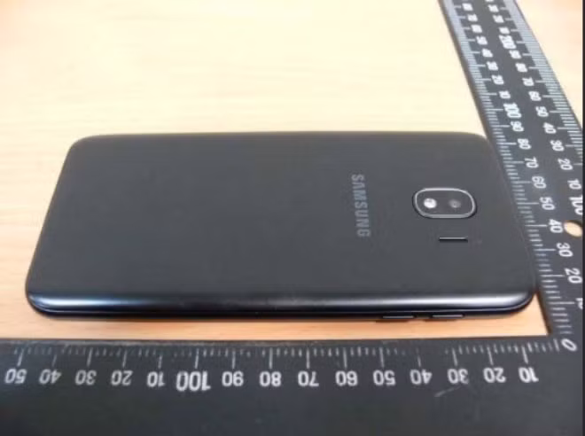 Phía sau có camera đơn ống kính.