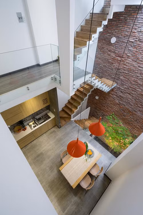 Mọi góc trong ngôi nhà 4 tầng đều tràn ngập ánh sáng tự nhiên.