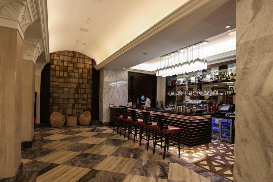 Quầy bar rộng phục vụ du khách.