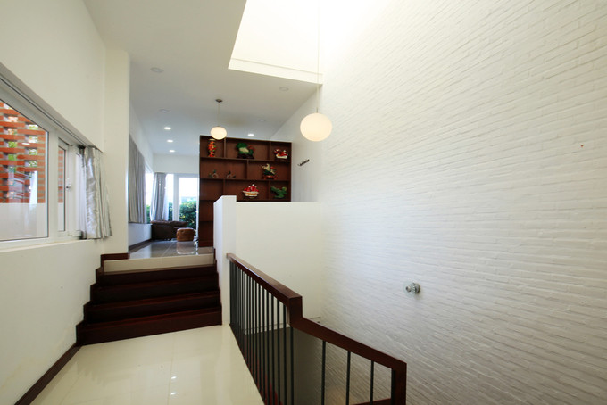 3 mặt giáp với công trình xung quanh nhưng bên trong nhà vẫn cực thoáng sáng.