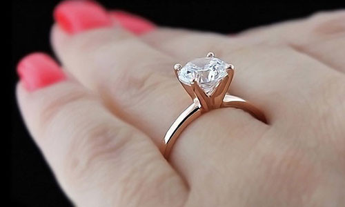 Để mua nhẫn cầu hôn bạn gái, người đàn ông này đã phải cướp ngân hàng. Ảnh: Doji