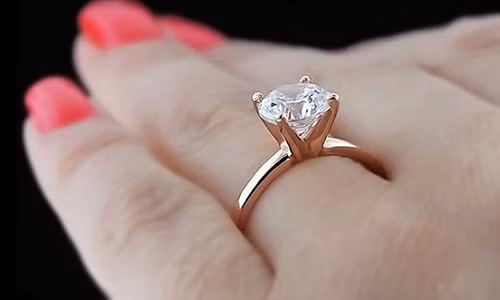 Để mua nhẫn cầu hôn bạn gái, người đàn ông này đã phải cướp ngân hàng. Ảnh: Doji