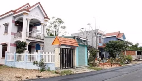 Từ khi có người sang Lào làm thầu, thôn 5 (xã Hòa Khương. huyện Hòa Vang, Đà Nẵng) mọc lên nhà lầu san sát. Ảnh: Tiền Phong.