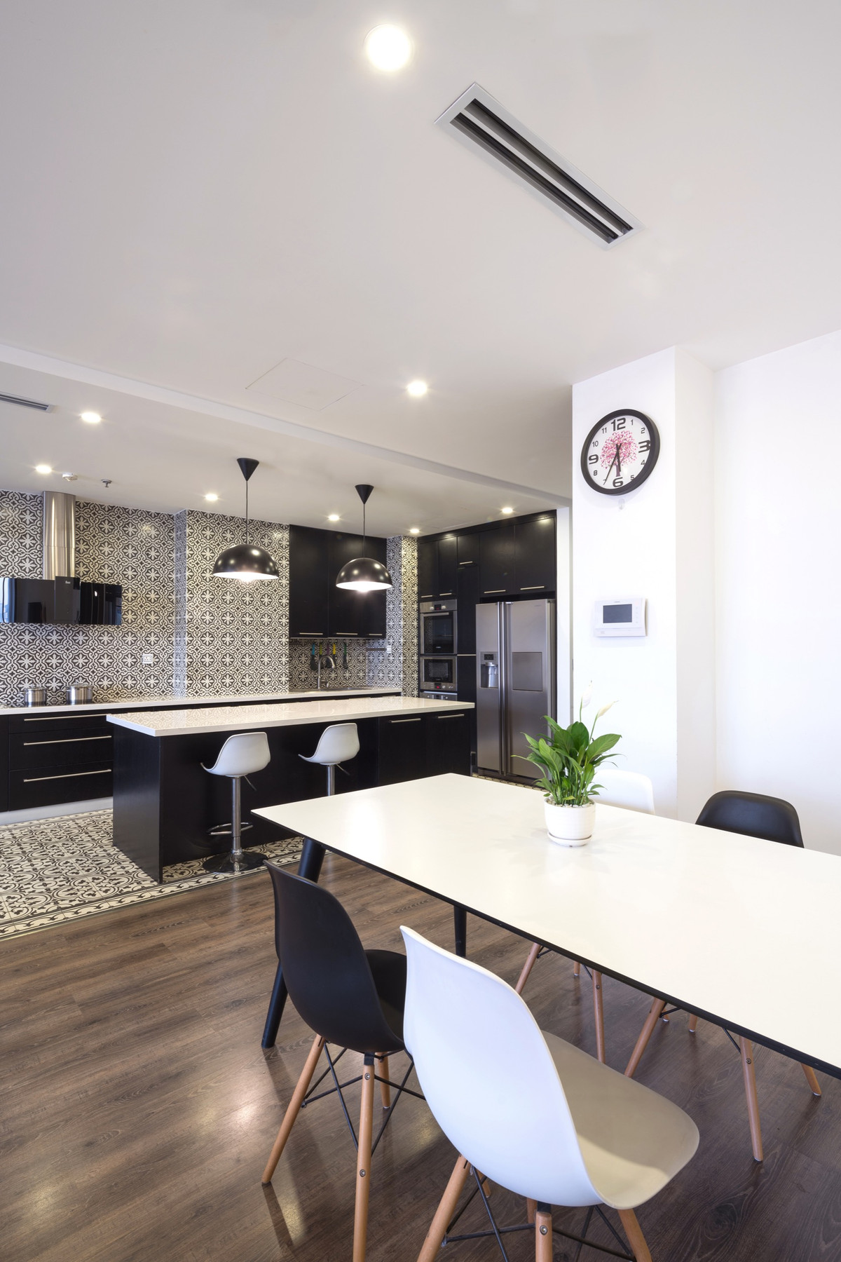 Việc hoán đổi giúp không gian mở được trải dài hết chiều rộng căn hộ, tạo sự thông thoáng và có chiều sâu cho không gian chung gồm phòng khách, phòng ăn và bếp.